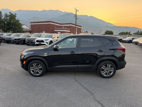 Used 2022 Kia Seltos LX AWD/4WD image 2