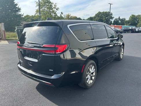Used 2023 Chrysler Pacifica Touring-L w/ Uconnect Theater Family Group AWD/4WD image 15