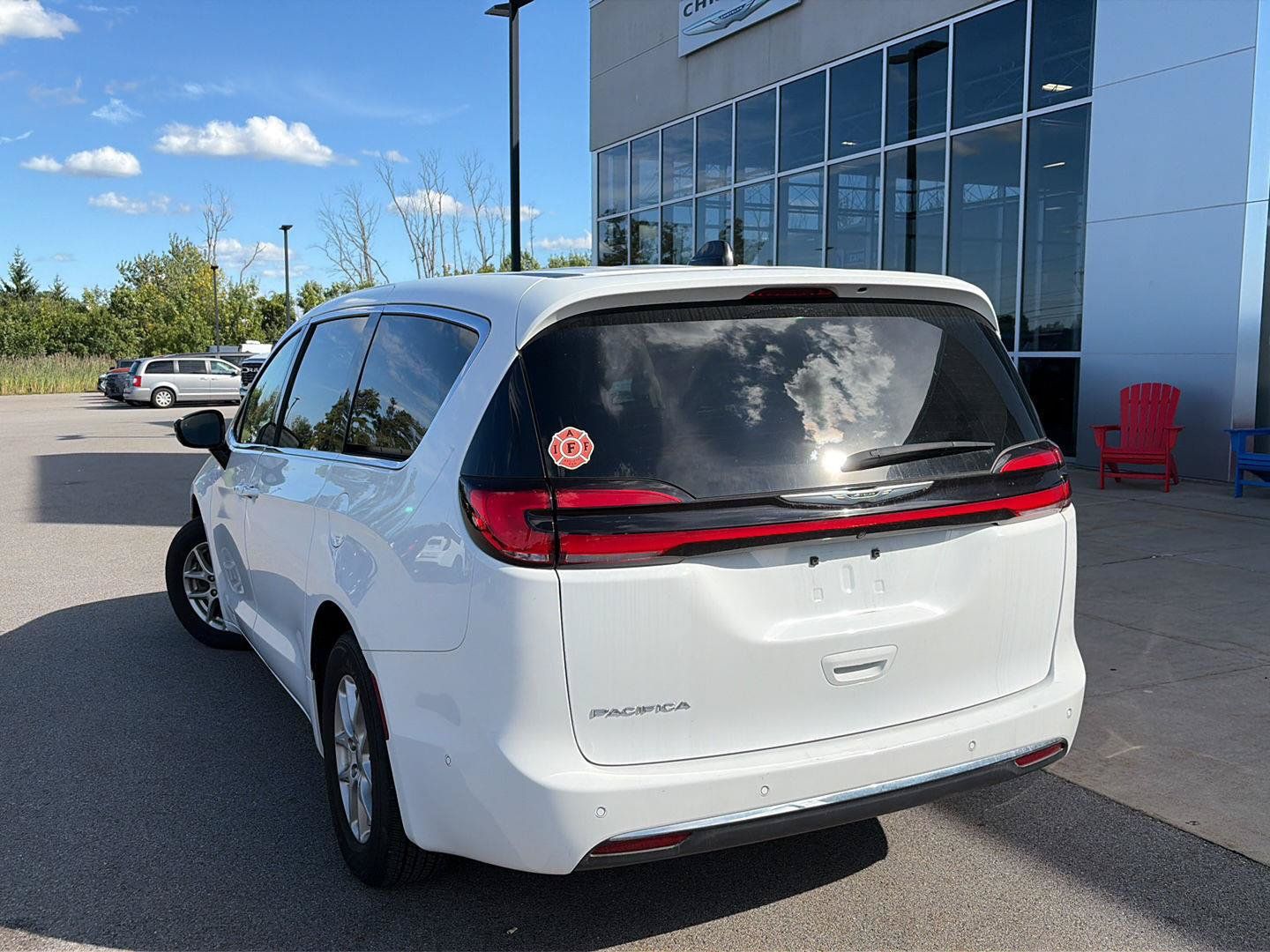 Used 2024 Chrysler Pacifica Touring-L FWD image 3