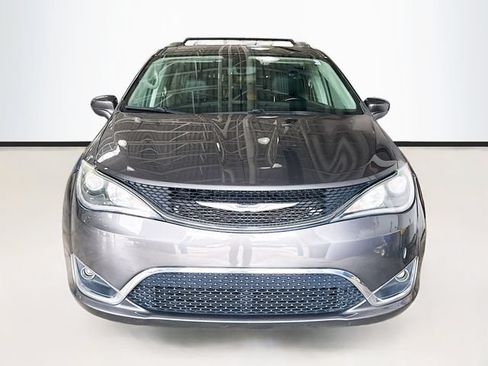 Used 2020 Chrysler Pacifica Touring-L FWD image 4