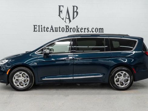 Used 2022 Chrysler Pacifica Limited w/ Uconnect Theater Family Group image 2