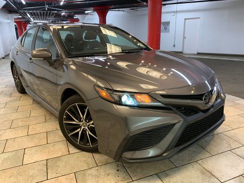Used 2023 Toyota Camry SE FWD image 4
