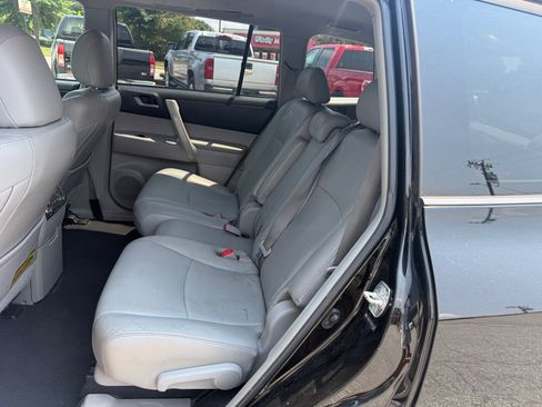 Used 2011 Toyota Highlander SE w/ Tow Pkg AWD/4WD image 13