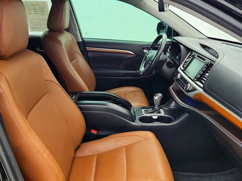 Used 2018 Toyota Highlander Limited image 26