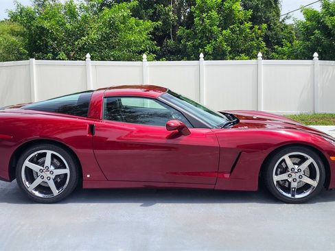 Used 2007 Chevrolet Corvette Coupe w/ Preferred Equipment Group RWD image 17
