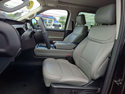 Used 2025 Ford Expedition Max Active AWD/4WD image 16