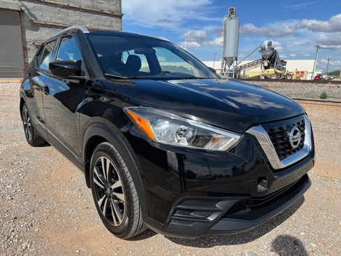 Used 2019 Nissan Kicks SV FWD image 2