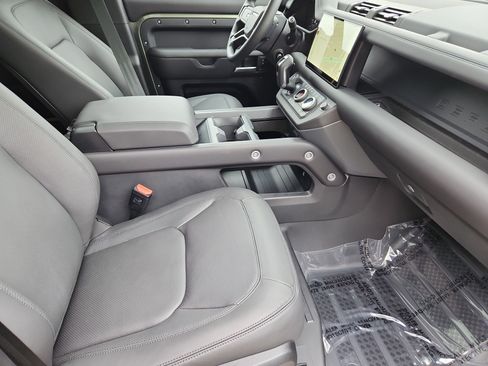 Used 2025 Land Rover Defender 130 S image 3