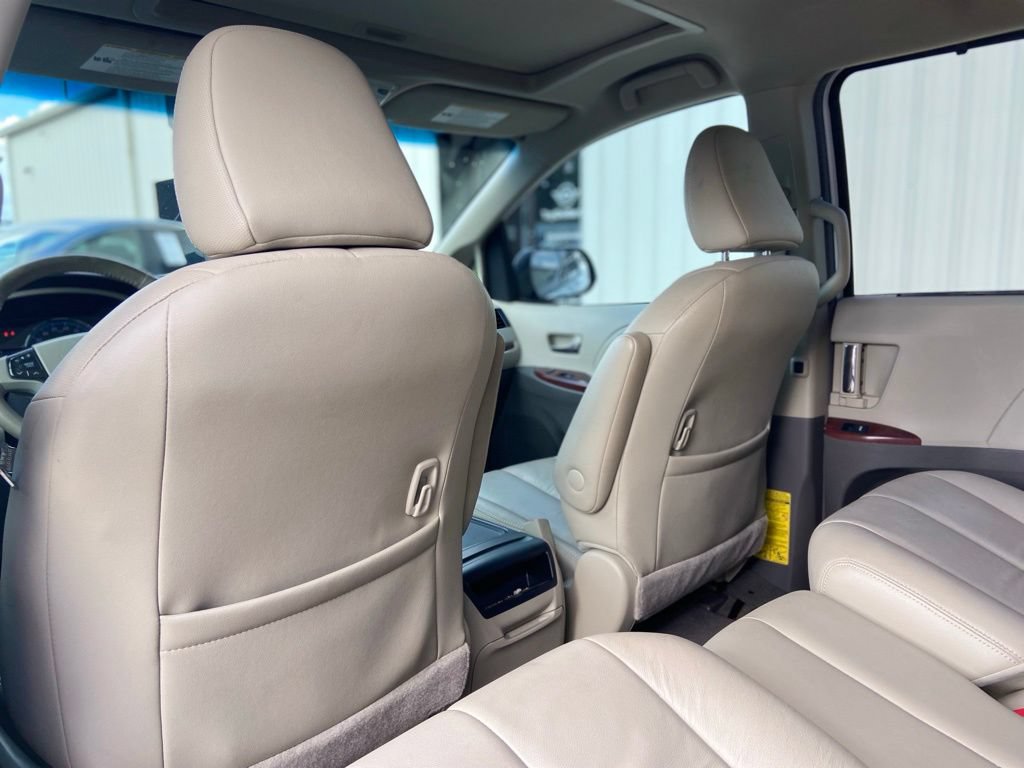 Used 2014 Toyota Sienna XLE FWD image 19