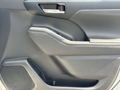 Used 2023 Toyota Highlander XLE image 24