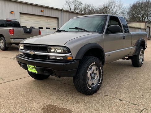 Used 2001 Chevrolet S10 Pickup 4x4 Extended Cab w/ Preferred Equipment Group image 2
