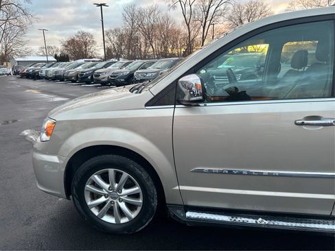 Used 2015 Chrysler Town & Country Limited Platinum FWD image 23