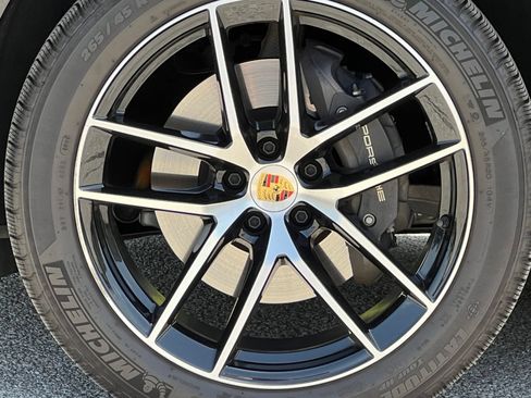 Certified 2025 Porsche Macan AWD/4WD image 14