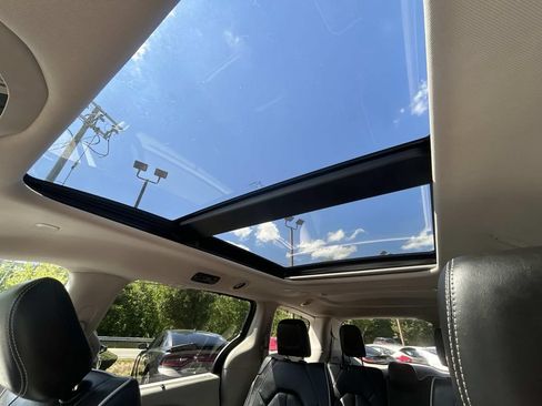 Used 2023 Chrysler Pacifica Limited FWD image 49