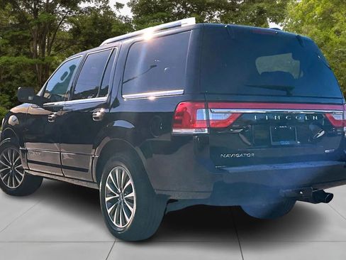 Used 2016 Lincoln Navigator Select image 12