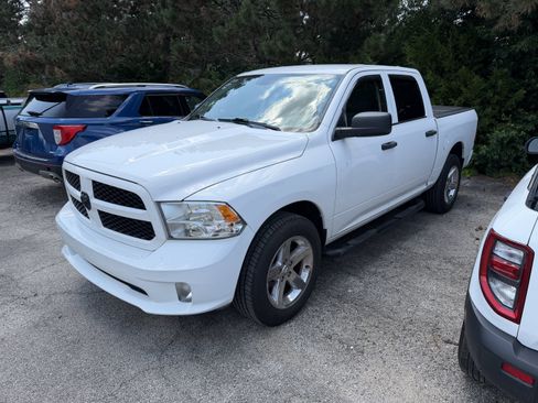 Used 2018 RAM 1500 Express w/ Express Value Package AWD/4WD image 11
