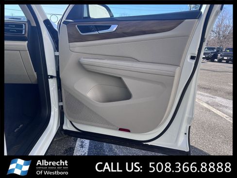 Used 2025 Volkswagen Atlas SE image 22