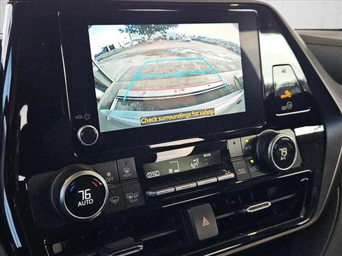 Used 2023 Toyota Highlander L image 11