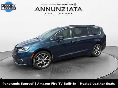 Used 2022 Chrysler Pacifica Touring-L w/ Uconnect Theater Family Group