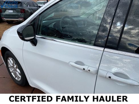 Used 2024 Chrysler Pacifica Touring-L image 23