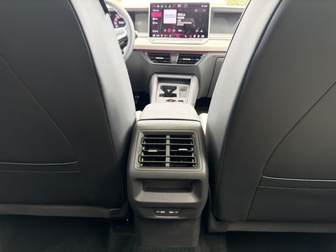 Used 2025 Volkswagen Tiguan SE w/ Panoramic Sunroof Package AWD/4WD image 26