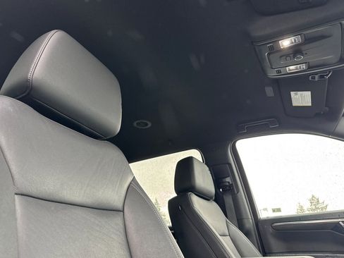 Used 2025 Chevrolet Suburban Z71 image 18