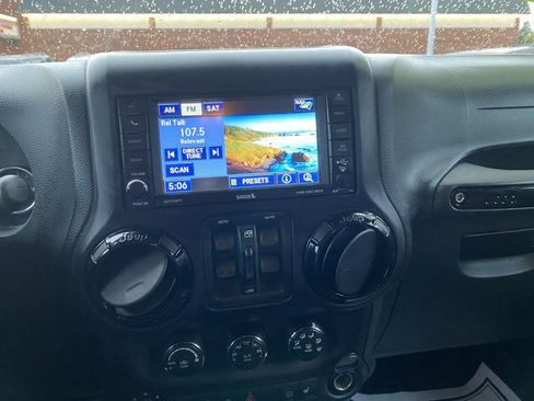 Used 2012 Jeep Wrangler Unlimited Sahara image 12