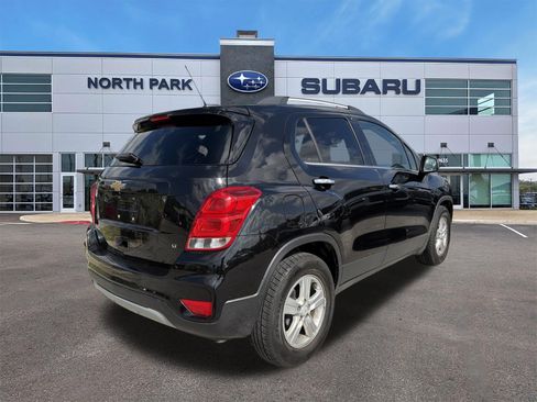 Used 2019 Chevrolet Trax LT w/ LT Convenience Package FWD image 3