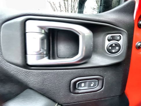 Used 2020 Jeep Wrangler Unlimited Sahara image 23