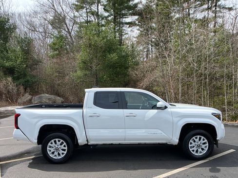 Used 2025 Toyota Tacoma SR5 image 6