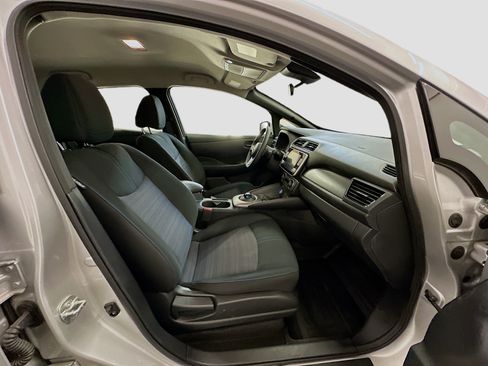 Used 2025 Nissan Leaf S image 31