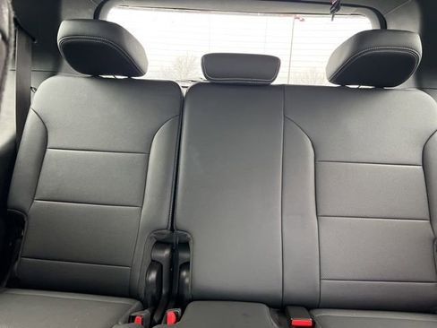 Used 2025 Chevrolet Traverse LT image 35