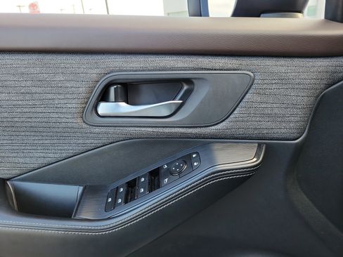 Used 2023 Nissan Rogue SV image 17