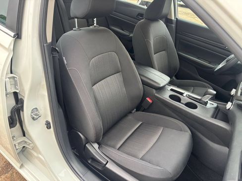 Used 2025 Nissan Altima 2.5 SV FWD image 36