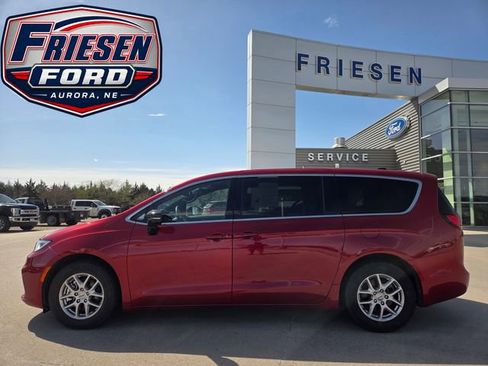 Used 2025 Chrysler Pacifica Select FWD image 4