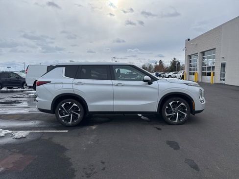 Used 2024 Mitsubishi Outlander SE image 4