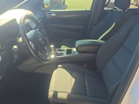 Used 2020 Jeep Grand Cherokee Laredo w/ 18" Wheel & 8.4" Radio Group image 12