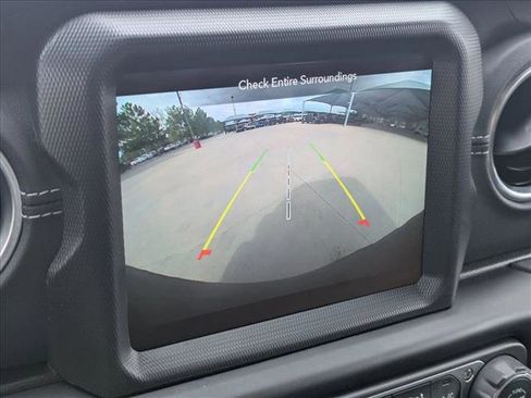 Used 2022 Jeep Wrangler Unlimited Sahara w/ Cold Weather Group AWD/4WD image 15