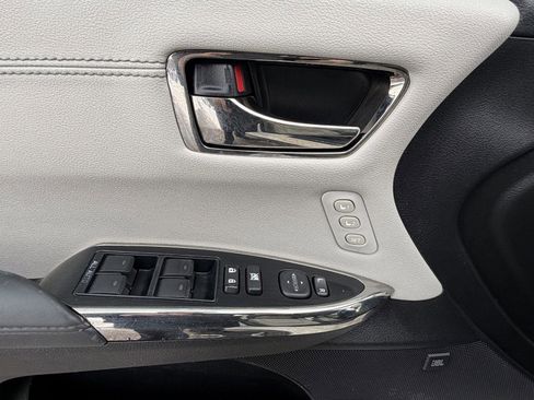 Used 2018 Toyota Avalon Limited image 9