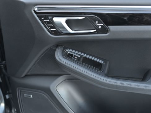 Certified 2025 Porsche Macan image 24