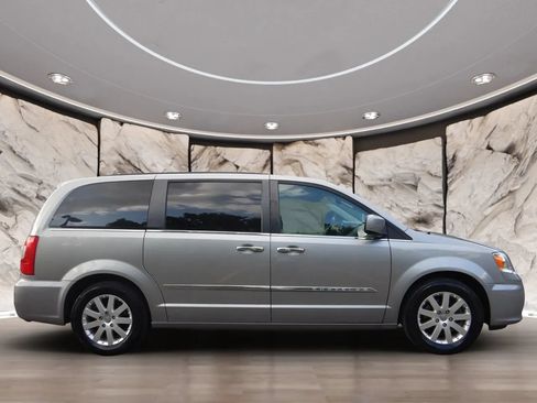 Used 2016 Chrysler Town & Country Touring w/ Driver Convenience Group FWD image 5