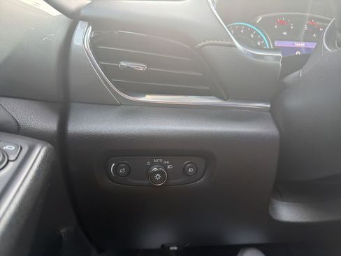 Used 2021 Chevrolet Traverse LT image 18