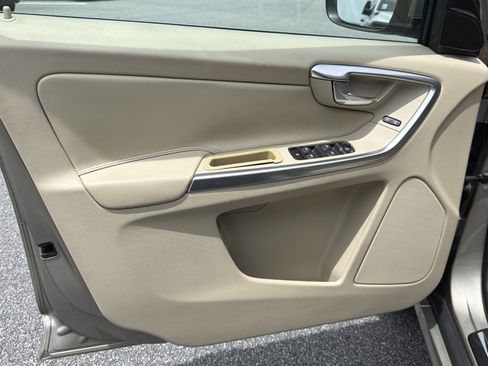 Used 2015 Volvo XC60 T5 Premier w/ Proximity Package FWD image 12