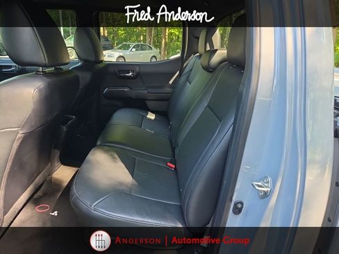 Used 2020 Toyota Tacoma TRD Sport w/ TRD Premium Sport Package AWD/4WD image 8