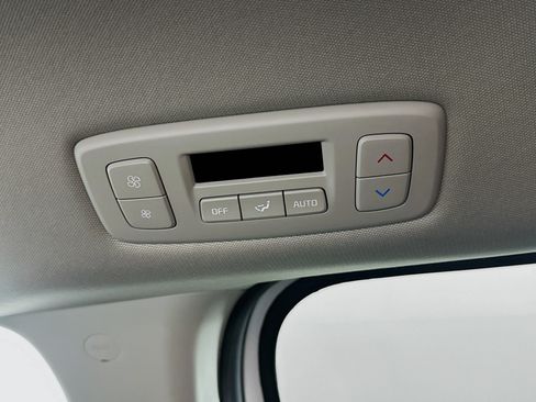 Used 2025 Kia Carnival FWD image 28