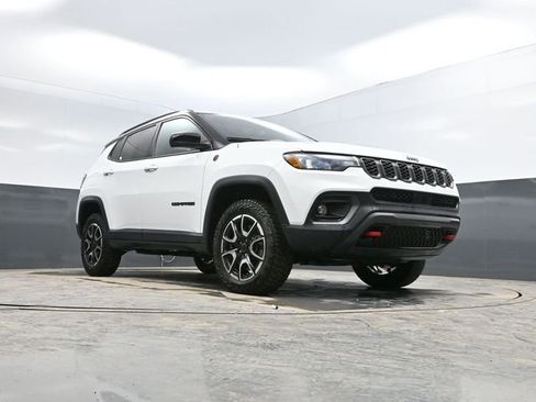 Used 2025 Jeep Compass Trailhawk AWD/4WD image 45
