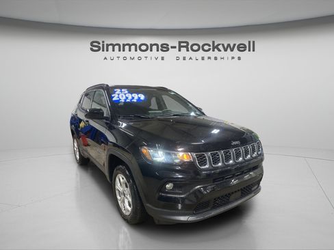 Used 2025 Jeep Compass Latitude AWD/4WD image 7