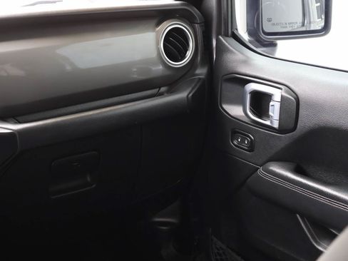 Used 2023 Jeep Gladiator Overland AWD/4WD image 16