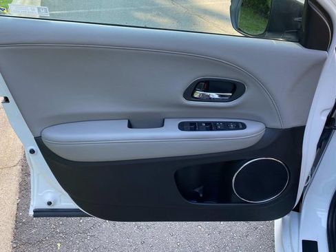 Used 2019 Honda HR-V Touring image 12