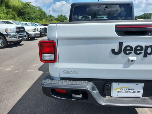 New 2025 Jeep Gladiator Sport image 30